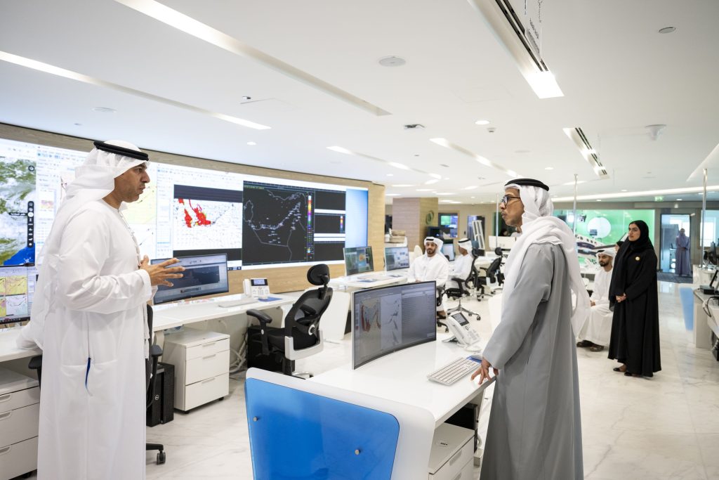 منصور بن زايد يزور المركز الوطني للأرصاد ويطلع على أبرز مشاريعه وتقنياته المتقدمة