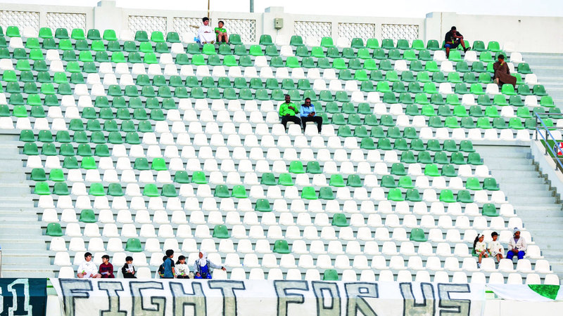 رياضيون: عزوف الجماهير عن مدرجات الدوري يتطلب مراجعة شاملة