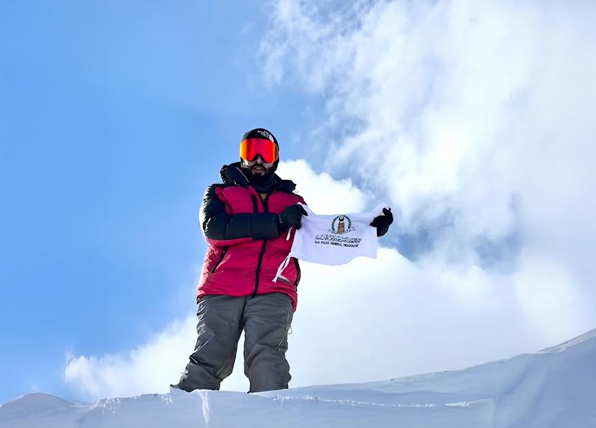 ضابط في شرطة رأس الخيمة يرفع علم الدولة وشعار القيادة على أعلى قمة في أوروبا