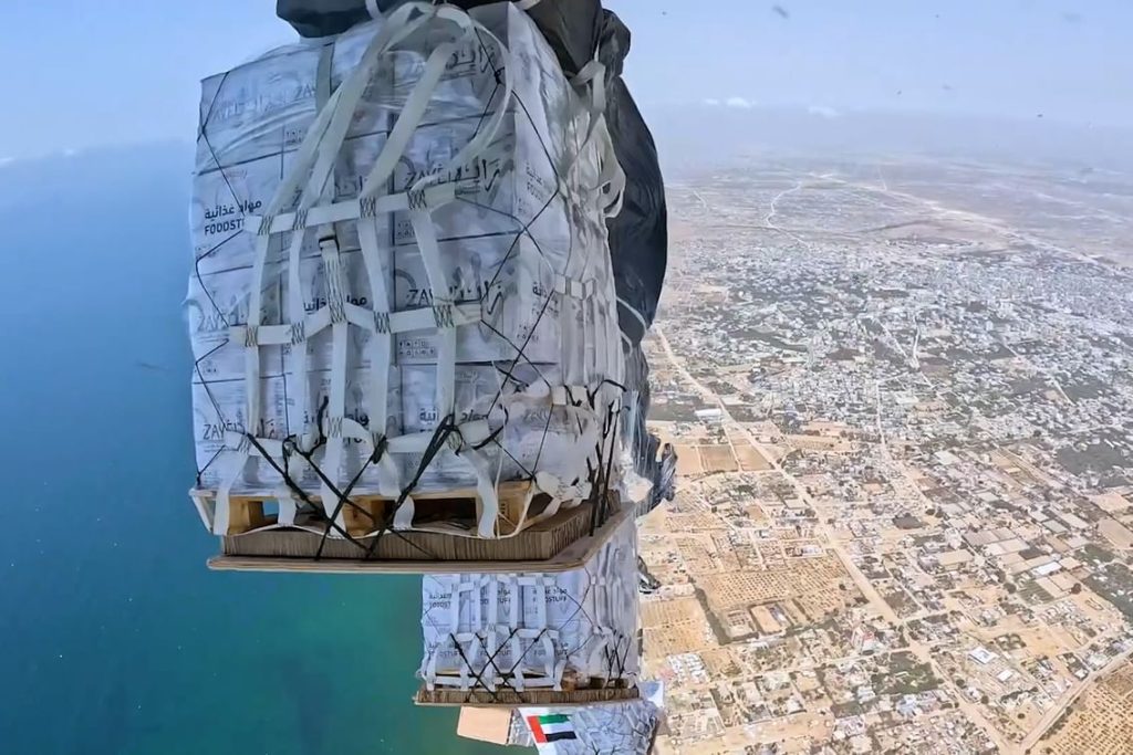 الإمارات تنفذ الإنزال الجوي الـ67 للمساعدات الإنسانية على قطاع غزة ضمن عملية طيور الخير