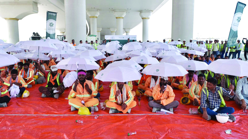 شرطة دبي توزّع مظلات على 250 عاملاً