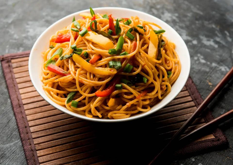 النودلز كل يوم.. بين النكهة والمخاطر