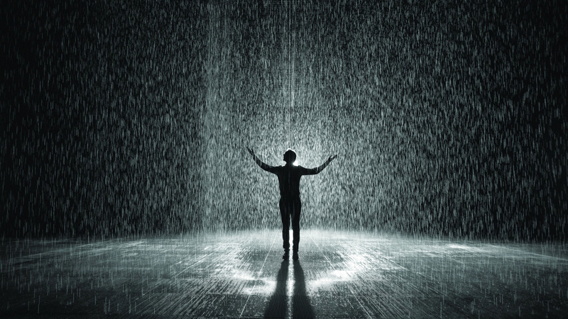 رحلة تحت قطرات المطر وتجارب استثنائية في الشارقة