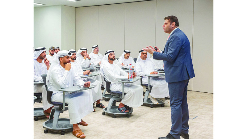 «محمد بن راشد للإدارة الحكومية» تعتمد نموذجاً تعليمياً رقمياً وحضورياً