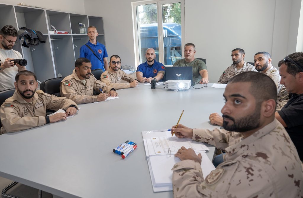 فريق الإطفاء الإماراتي يُنفذ 8 طلعات جوية في مكافحة حرائق ألبانيا