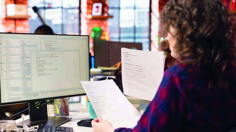 «عصابات إلكترونية» تصطاد معلمين باحثين عن عمل بـ «عروض وهمية»