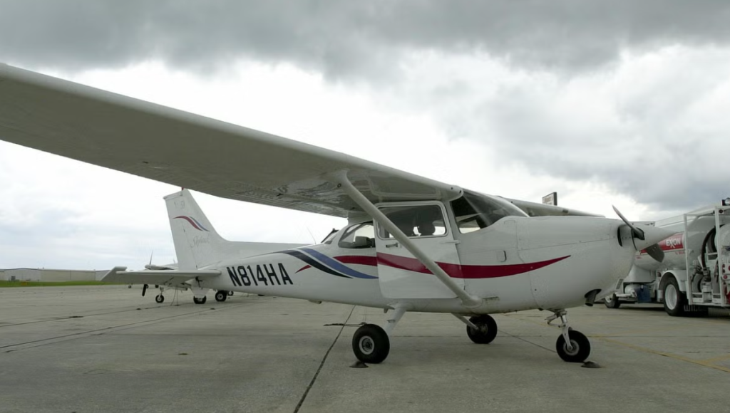 لص مجهول يسرق باستمرار طائرة رجل عجوز ليصلحها ويعيدها