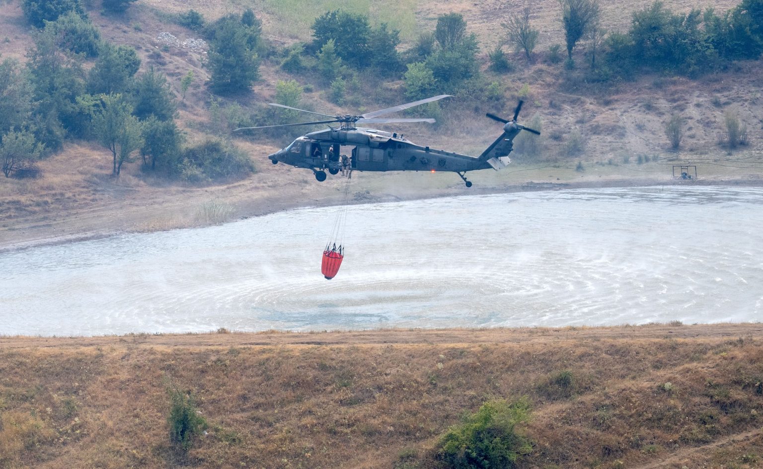فريق الانقاذ الإماراتي يواصل عمليات إطفاء حرائق الغابات في ألبانيا