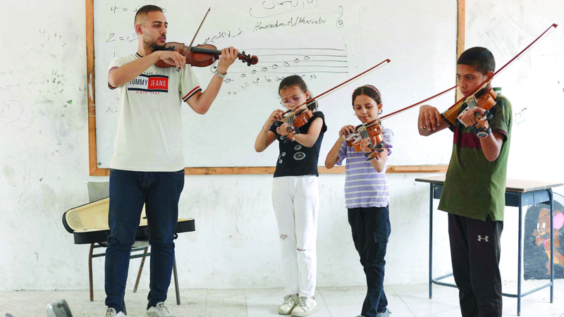 شبان يتعلمون العزف في غزة.. إبداع وسط أنقاض الحرب