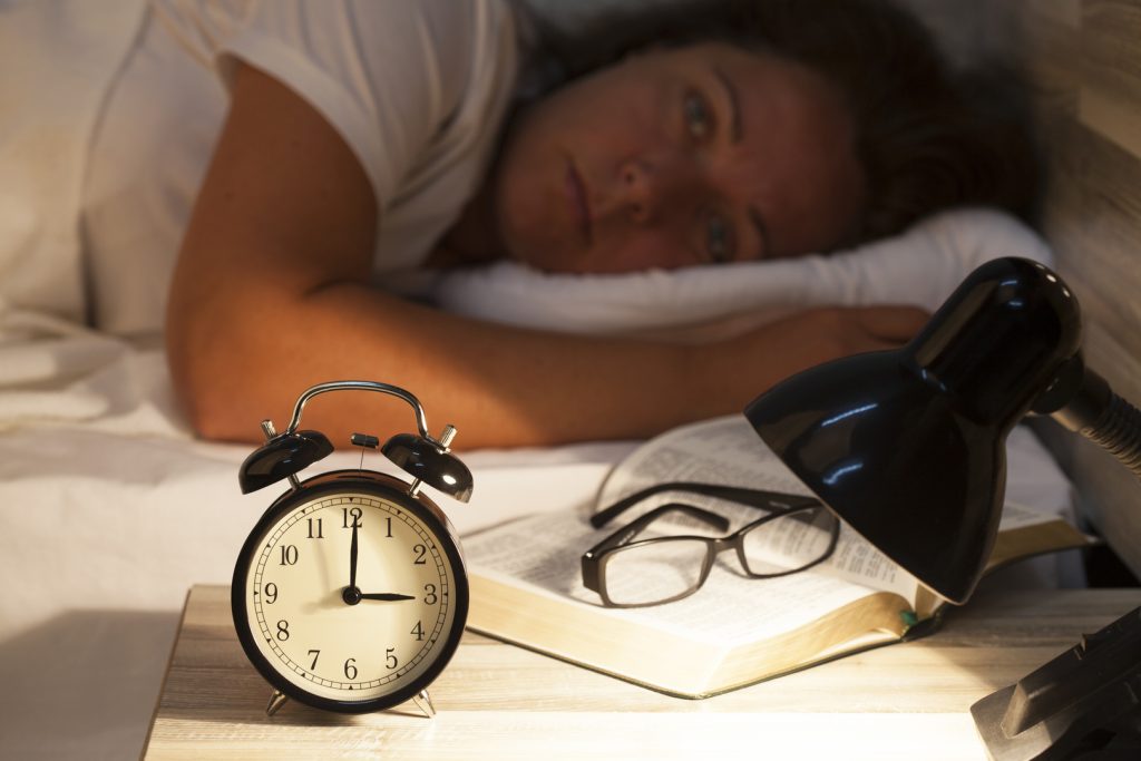 إذا كنت ممن يستيقظون بين الثالثة والخامسة صباحاً.. عليك مراجعة الطبيب