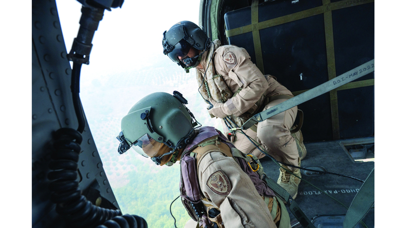 فريق الإنقاذ الإماراتي يواصل عمليات إطفاء حرائق الغابات في ألبانيا