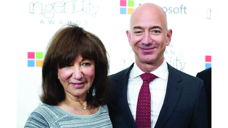 جيف بيزوس في وداع أمه: «سأحتفظ بها في قلبي»