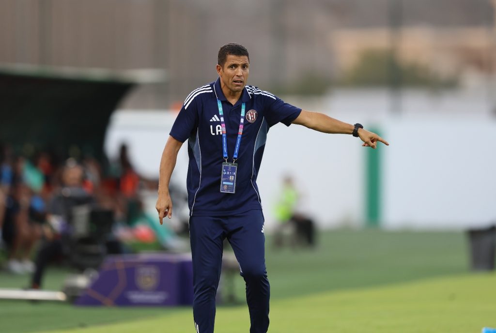 أول إقالة في الدوري الإماراتي.. الجزيرة ينهي عقد المدرب عموتة