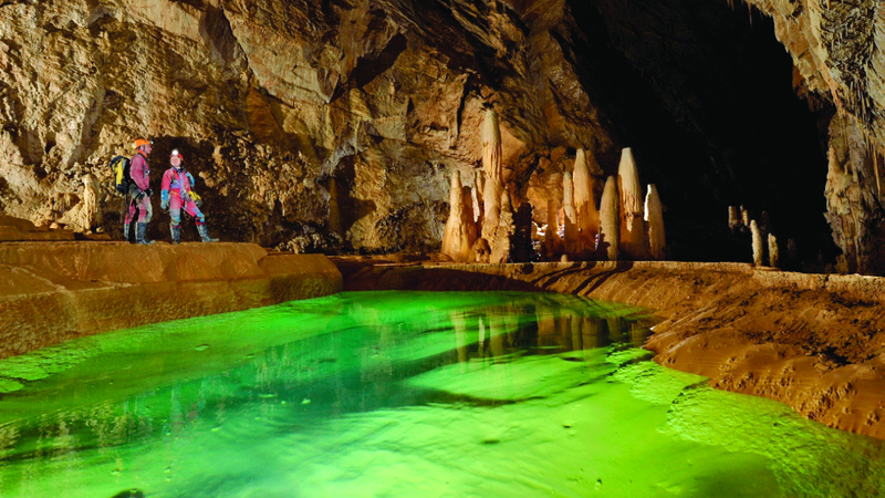 مستكشفو كهوف يجمعون أطناناً من المخلفات في «إيفرست الأعماق»