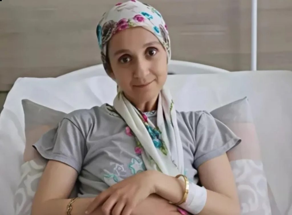 25 عاماً لم تأكل سوى “الشوربة”.. تركية تخضع لـ 70 عملية جراحية بسبب مشروب تناولته في طفولتها