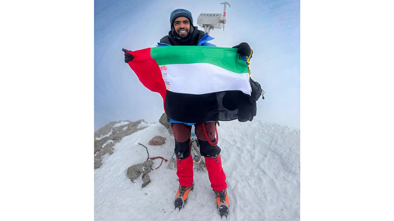 علم الإمارات يرفرف على أعلى قمة في أوروبا