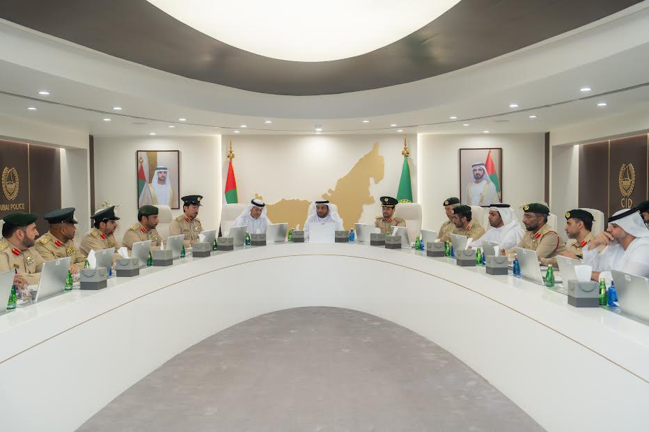 اللواء حارب الشامسي يناقش سبل تطوير مراكز الشرطة في دبي