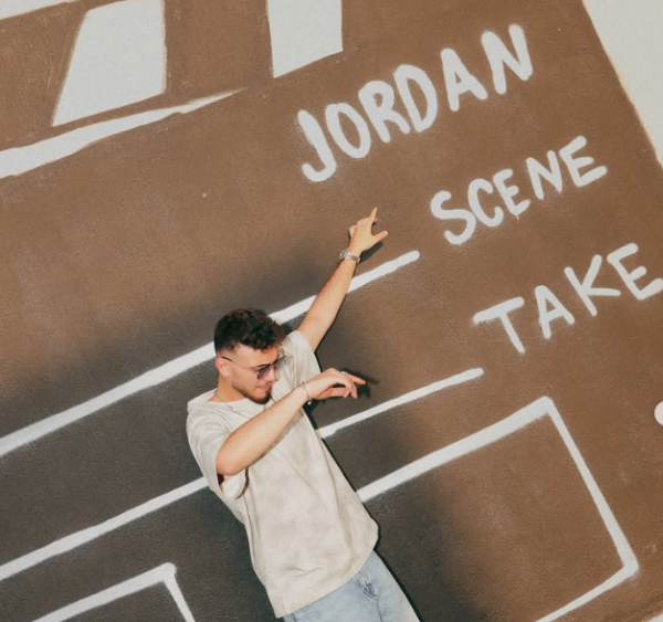 فنان سوري شهير للأردن: “غادرتك لاجئ .. رجعتلك نجم”