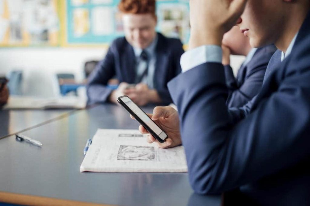 قبل أيام من انطلاقة العام الجديد.. مدارس تعتمد سياسة لمنع الطلبة إحضار الهواتف المتحركة