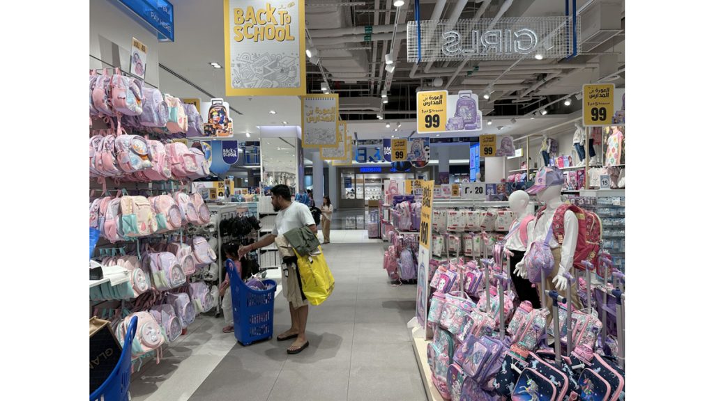 منافذ بيع تتنافس في عروض «الاسترداد النقدي» وسحوبات المنح الدراسية