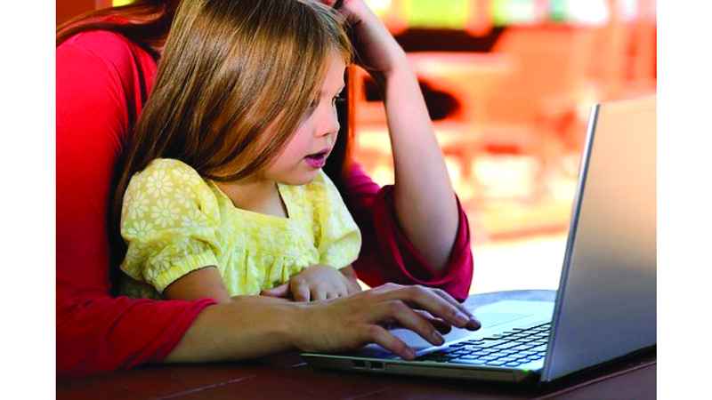 أمهات عاملات: الموازنة بين العمل والأسرة تضاعف الضغوط الذاتية