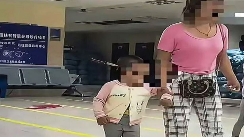 فيديو «الأم الهادئة» يصدم الملايين.. تسير بجانب ابنتها التي اخترق السكين جمجمتها وكأن شيئاً لم يحدث