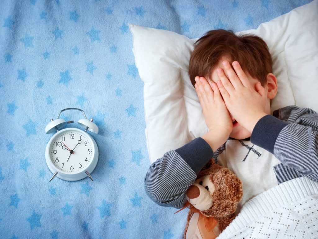 قلة النوم لدى الأطفال والمراهقين.. مخاطر صحية ونفسية