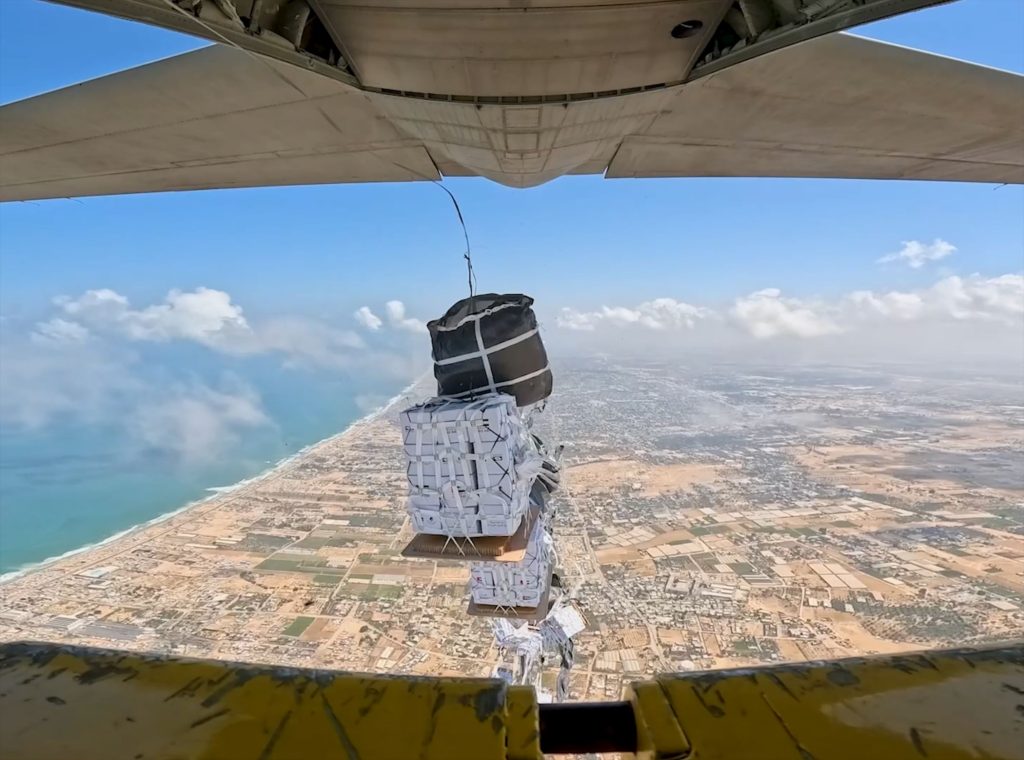 الإمارات تُنفذ الإنزال الجوي الـ81 للمساعدات الإنسانية ضمن عملية “طيور الخير” لدعم غزة