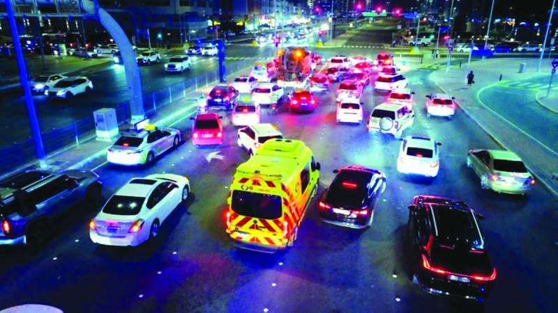 شرطة أبوظبي: السائقون ملزمون بإفساح الطريق عند سماع صافرة «مركبات الطوارئ»