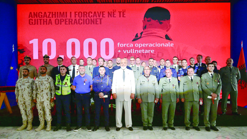 ألبانيا تكرم الفريق الإماراتي والفرق المشاركة في إخماد حرائق الغابات