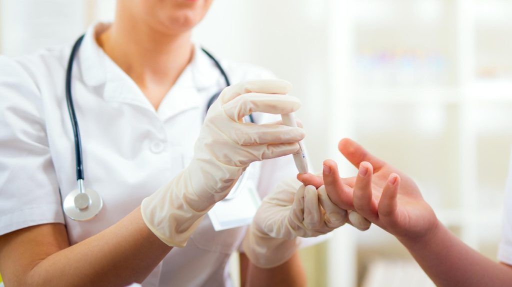 في غياب الكشف الدوري.. مضاعفات خطرة تقود مرضى لاكتشاف «السكر الخفي»