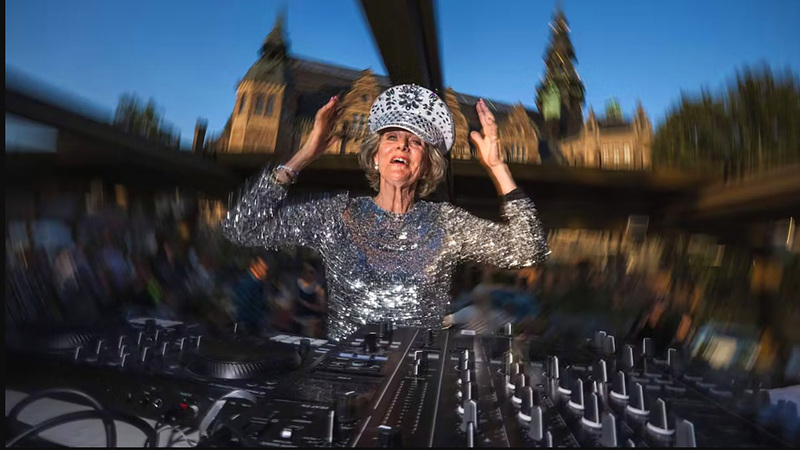 «دي جاي غلوريا».. منسّقة أغنيات سويدية تعيد الخمسينيين إلى حلبة الرقص