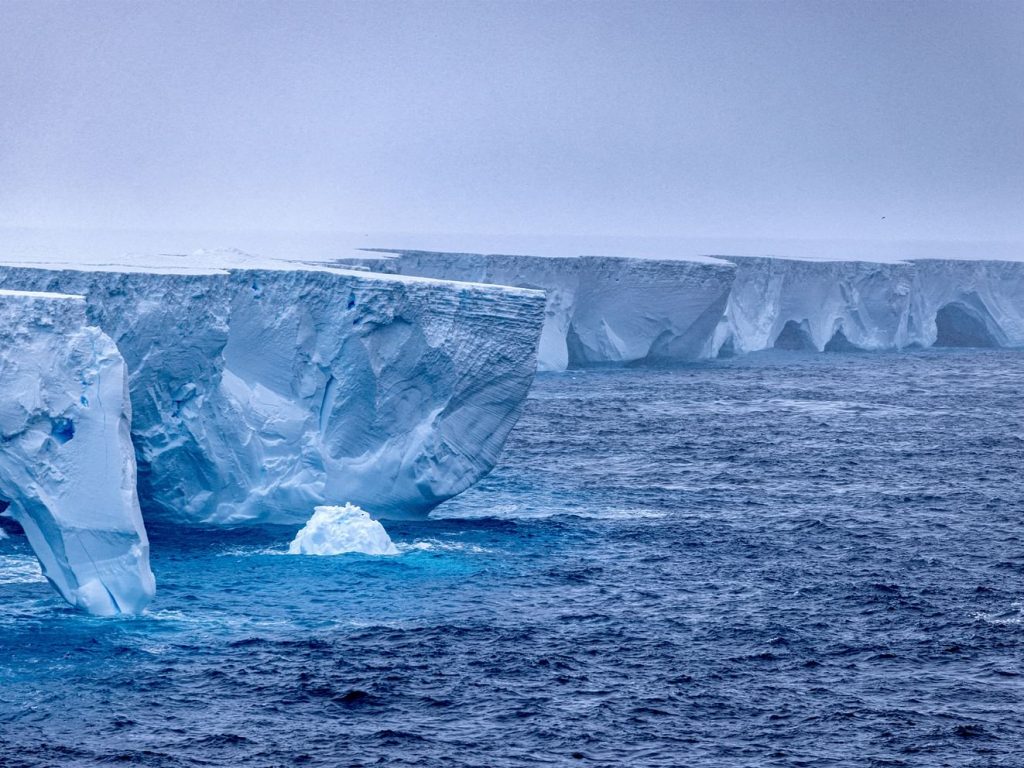 جبل جليدي عملاق عمره 39 عاما يذوب بعيدا عن القطب الجنوبي