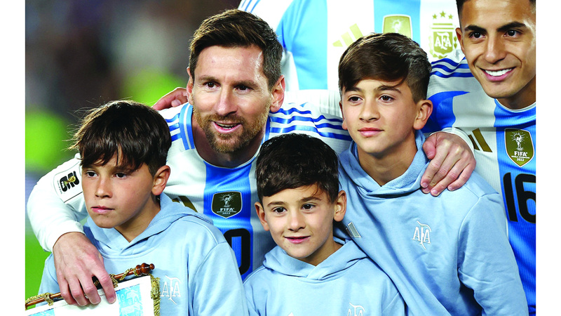«أفضل وداع».. ميسي يحتفل بآخر مباراة دولية في الأرجنتين