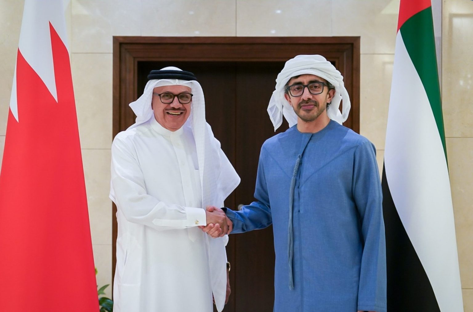 عبدالله بن زايد يستقبل وزير خارجية البحرين ويبحثان العلاقات الأخوية بين البلدين