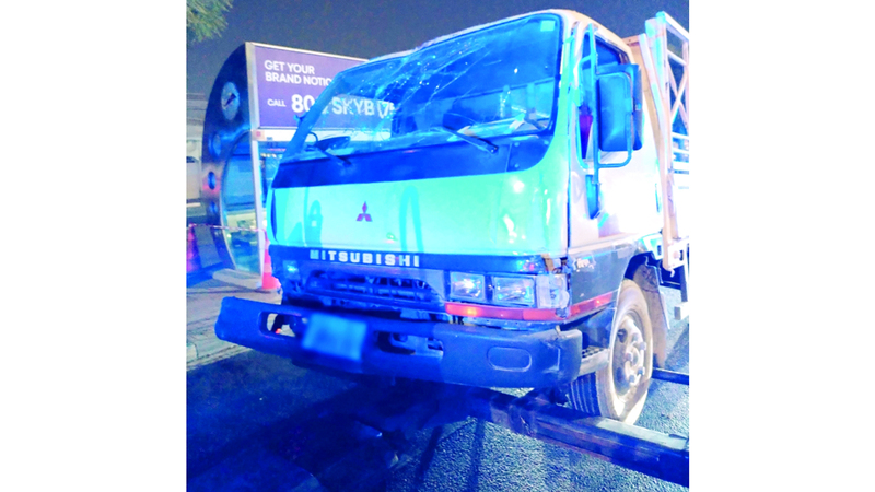 مركبة تقتحم استراحة لانتظار الحافلات في النهدة وتصيب شخصين