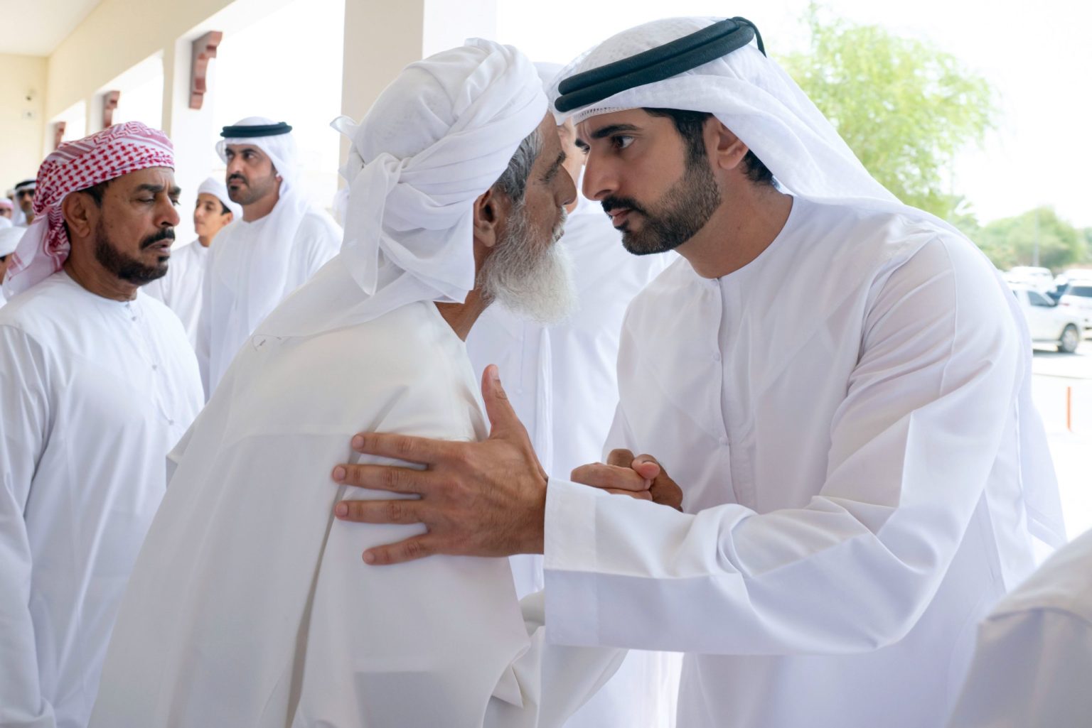 حمدان بن محمد يقدّم واجب العزاء في وفاة سعيد عامر حمد النيادي