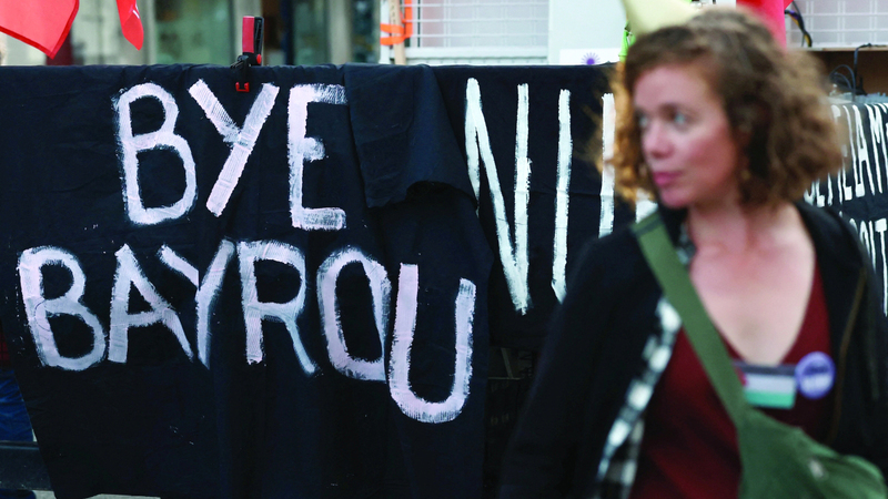 فرنسا تواجه فوضى سياسية وتوتر الأسواق واحتجاجات شعبية