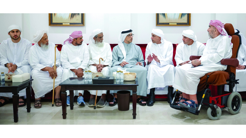 منصور بن زايد يعزي في وفاة سعيد عامر النيادي