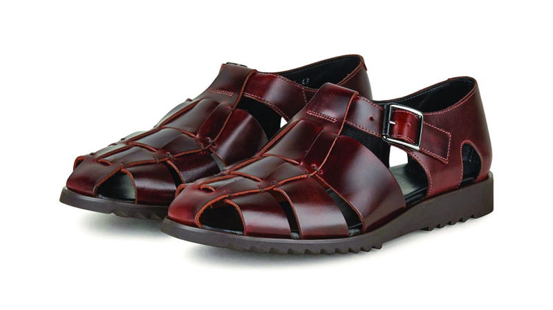 صندل الصيادين نجم موضة الأحذية الرجالية