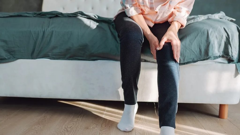 “طقطقة” الركبة.. علامة طبيعية أم إنذار لمشكلة صحية؟