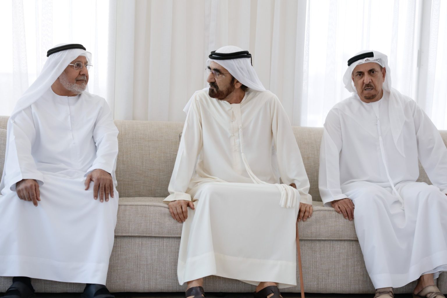 محمد بن راشد يقدّم واجب العزاء في وفاة حسين بن عبدالرحمن خانصاحب