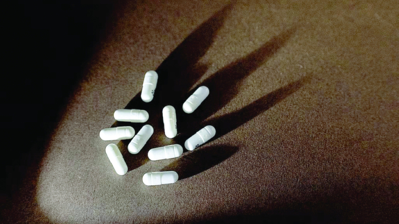 المؤبد لآسيويَّين متورطَين في تهريب 925 قرصاً مخدراً