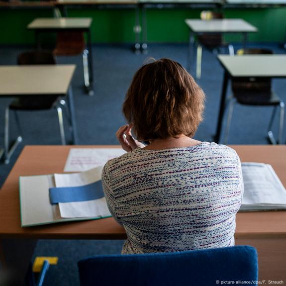 قضت 16 عامًا في إجازة مرضية براتب كامل .. ثم عادت غاضبة على مديرها