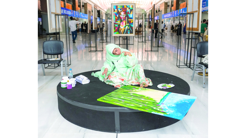 موزة بن ذيبان نجمة مبدعة في «نحن الاحتواء»