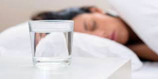 خبراء يحذرون: كأس الماء بجانب السرير ليلاً “قنبلة موقوتة” !