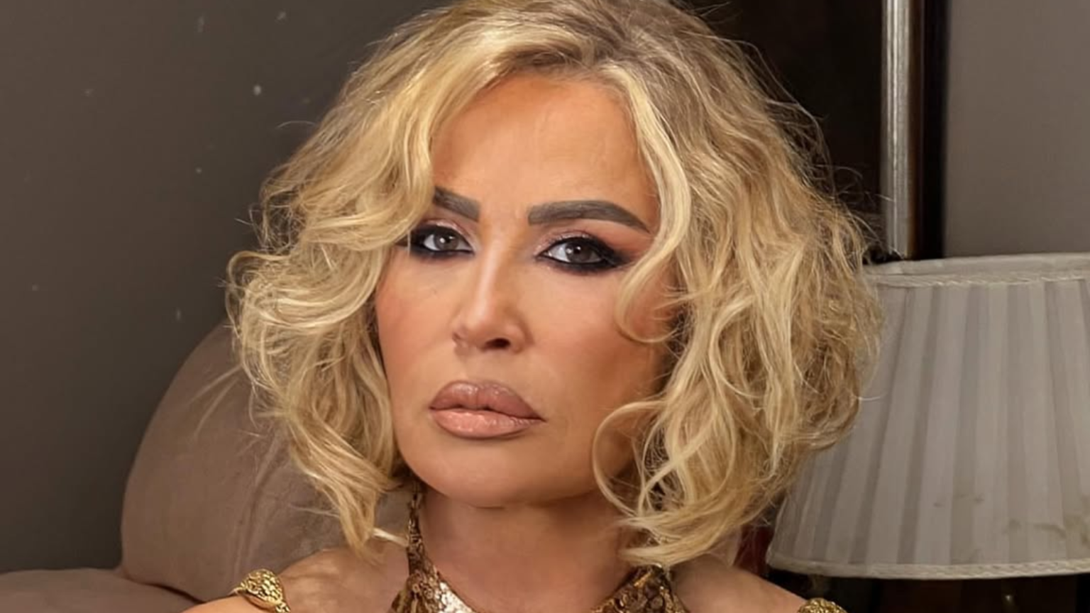 زواجها الأول انتهى بالطلاق بسبب “الملل الزوجي”.. إيناس الدغيدي عروس في الـ70 تستعد لحفل زفافها