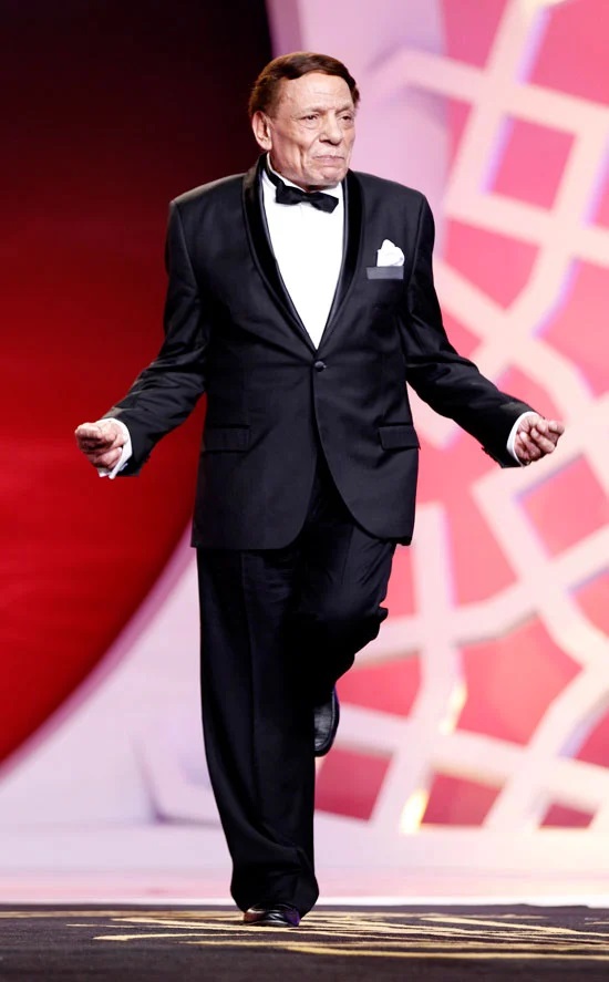 شاهد كيف بدا الزعيم عادل إمام في أحدث صورة له نُشرت أمس