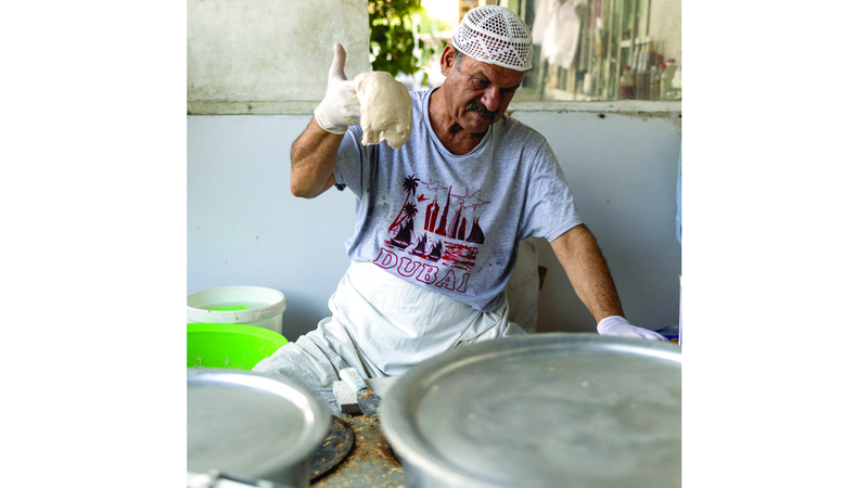 إلياس حيدر.. خبز ورقاق برائحة 50 عاماً من ذاكرة دبي