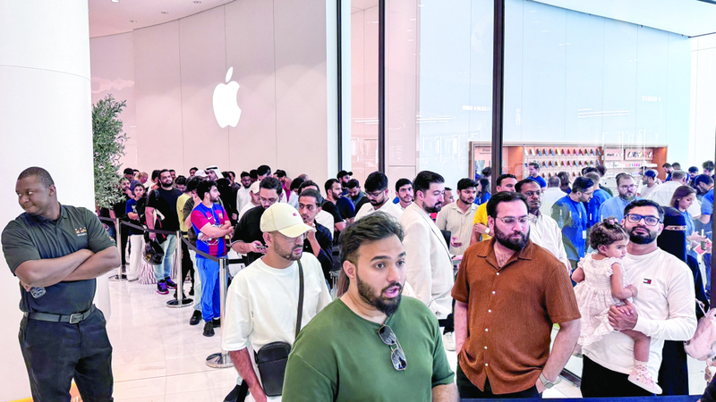 طوابير انتظار أمام متاجر «أبل» في دبي لاستلام «آي فون 17»